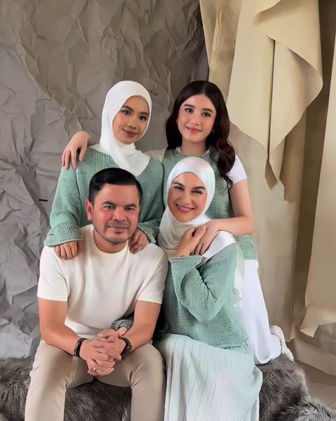 Intip Foto Keluarga Irish Bella dan Haldy Sabri dengan 4 Anak-anaknya, Kompak Pakai Outfit Senada Bergaya Elegan nan Mewah