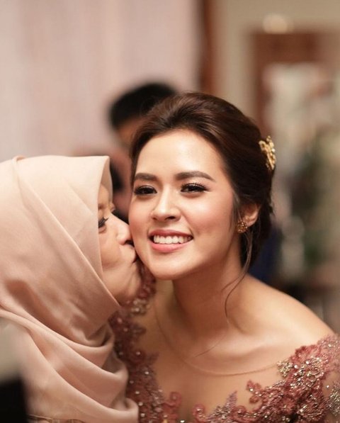 Jarang Tersorot, Potret Ibunda Raisa yang Cantik Banget Mirip Sang Putri - Hidung Mancung & Senyumnya Manis Banget