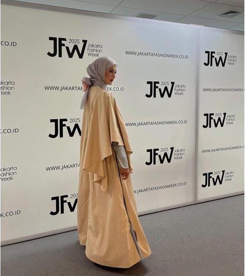 Pesona Paula Verhoeven di Balik Panggung Jakarta Fashion Week 2025, Cantiknya Mirip Boneka Barbie