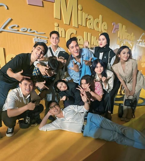 Denny Sumargo Tampil Menawan di Gala Premier '2nd MIRACLE IN CELL NO.7', Captionnya Bikin Salfok