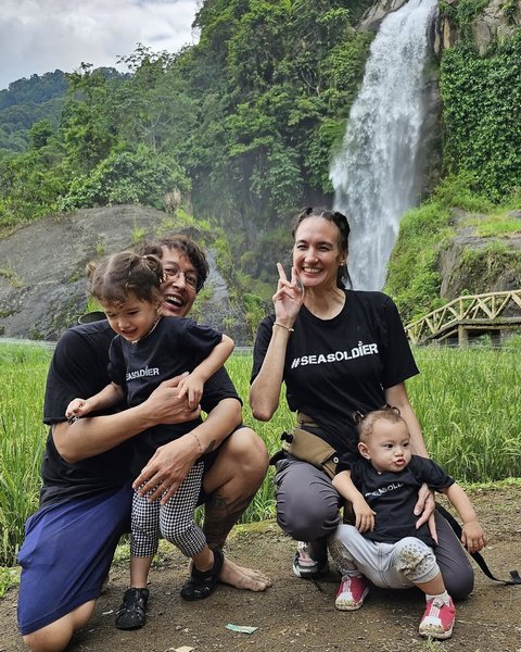 Potret Nadine Chandrawinata Ajak 2 Anaknya ke Curug Nikmati Suasana Alam Kompak Sama Dimas Anggara