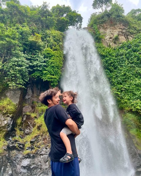 Potret Nadine Chandrawinata Ajak 2 Anaknya ke Curug Nikmati Suasana Alam Kompak Sama Dimas Anggara