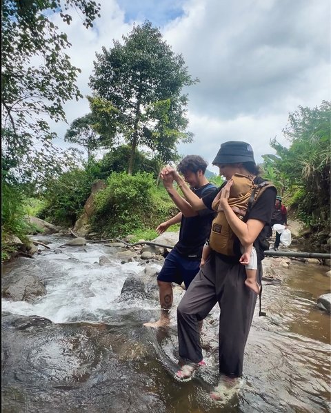 Potret Nadine Chandrawinata Ajak 2 Anaknya ke Curug Nikmati Suasana Alam Kompak Sama Dimas Anggara