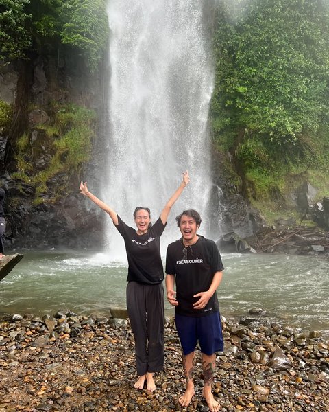 Potret Nadine Chandrawinata Ajak 2 Anaknya ke Curug Nikmati Suasana Alam Kompak Sama Dimas Anggara