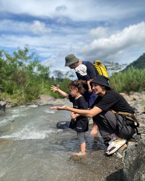 Potret Nadine Chandrawinata Ajak 2 Anaknya ke Curug Nikmati Suasana Alam Kompak Sama Dimas Anggara