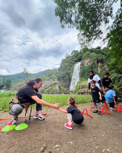 Potret Nadine Chandrawinata Ajak 2 Anaknya ke Curug Nikmati Suasana Alam Kompak Sama Dimas Anggara