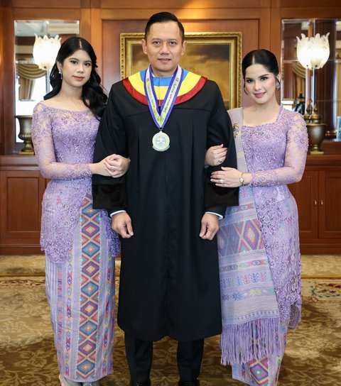 Potret Annisa Pohan Dampingi AHY Wisuda S3, Penampilan Berkelas Jadi Sorotan