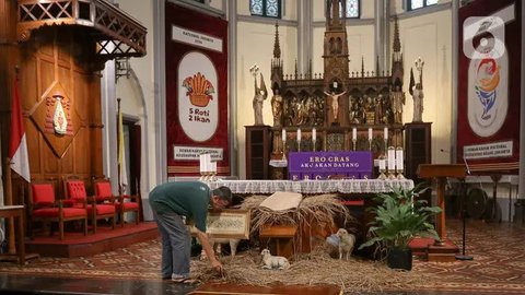 FOTO: Mengintip Kesibukan Pengurus Gereja Katedral Jakarta Sambut Perayaan Natal 2024