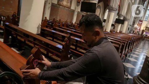 FOTO: Mengintip Kesibukan Pengurus Gereja Katedral Jakarta Sambut Perayaan Natal 2024