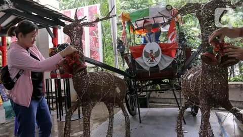 FOTO: Mengintip Kesibukan Pengurus Gereja Katedral Jakarta Sambut Perayaan Natal 2024