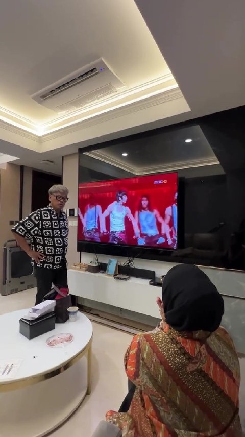 Kesal Istrinya Doyan Nonton K-Pop, Uya Kuya Berubah Jadi Idol Tapi Endingnya Malah Bikin Ngakak