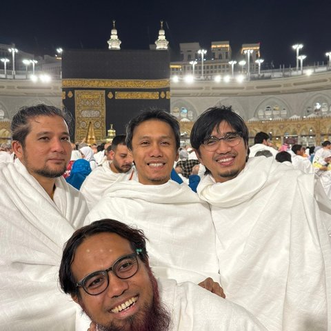 Potret Personel Band Sheila On 7 Umrah Bareng Sakti,Pakai Baju Ihram Tuai Banyak Pujian