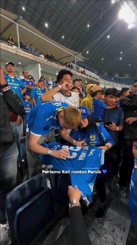 Potret Aisar Khaled Nonton Pertandingan Persib Bandung di Stadion, Aksinya Malah Jadi Bintang di Tribun