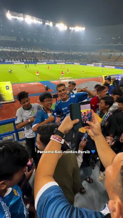 Potret Aisar Khaled Nonton Pertandingan Persib Bandung di Stadion, Aksinya Malah Jadi Bintang di Tribun