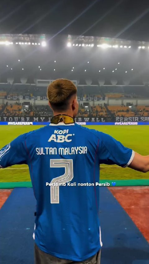 Potret Aisar Khaled Nonton Pertandingan Persib Bandung di Stadion, Aksinya Malah Jadi Bintang di Tribun