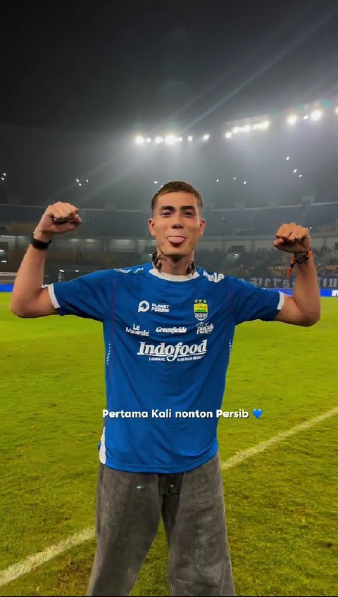 Potret Aisar Khaled Nonton Pertandingan Persib Bandung di Stadion, Aksinya Malah Jadi Bintang di Tribun