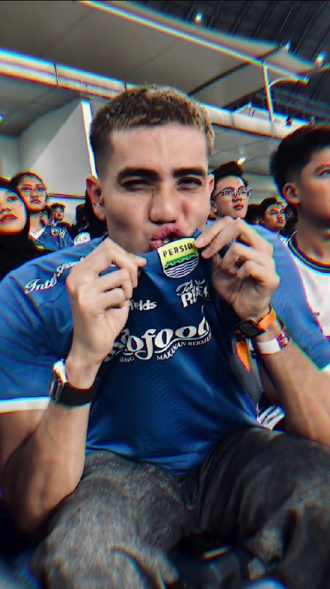 Potret Aisar Khaled Nonton Pertandingan Persib Bandung di Stadion, Aksinya Malah Jadi Bintang di Tribun