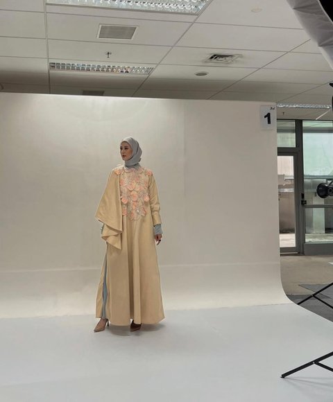 5 Pesona Paula Verhoeven di Jakarta Fashion Week 2025, Tampil Elegan Teduhkan Pandangan