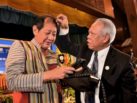 Kelakuan Kocak Pak Bas di Acara Dies Natalis UGM, Pegang Kepala hingga Rapikan Rambut 'Bapak Marketing Indonesia'