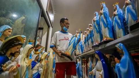 FOTO: Perajin Patung Yesus dan Bunda Maria Banjir Pesanan Jelang Natal