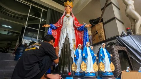 FOTO: Perajin Patung Yesus dan Bunda Maria Banjir Pesanan Jelang Natal