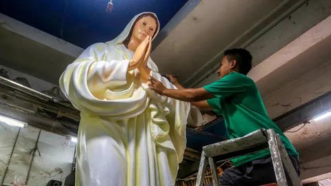 FOTO: Perajin Patung Yesus dan Bunda Maria Banjir Pesanan Jelang Natal