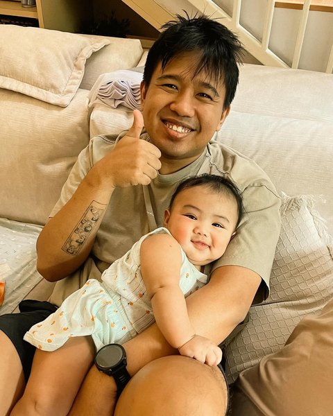 Potret Gemas Joshua Suherman Momong Baby Elio, Ajari Pose Bapak-Bapak Berakhir Ketiduran Bareng