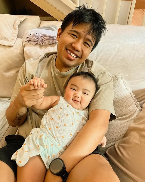 Potret Gemas Joshua Suherman Momong Baby Elio, Ajari Pose Bapak-Bapak Berakhir Ketiduran Bareng