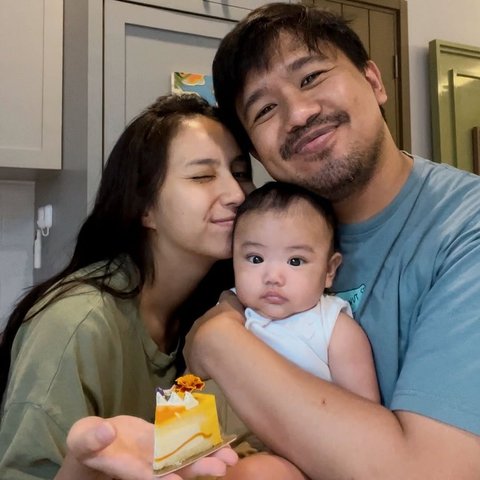 Potret Gemas Joshua Suherman Momong Baby Elio, Ajari Pose Bapak-Bapak Berakhir Ketiduran Bareng