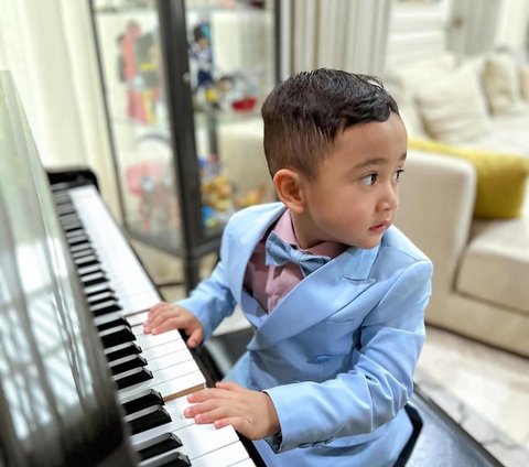 Dulu Mulai Belajar Saat Masih Pakai Popok, Intip Transformasi Rayyanza Kini Tampil Elegan dengan Jas Mainkan Piano