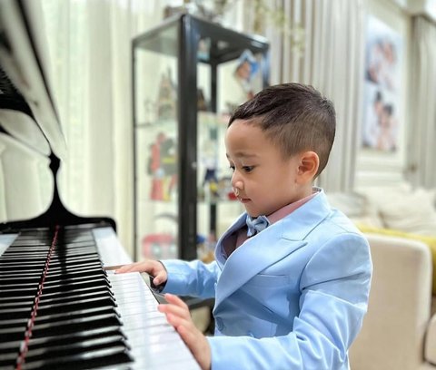 Dulu Mulai Belajar Saat Masih Pakai Popok, Intip Transformasi Rayyanza Kini Tampil Elegan dengan Jas Mainkan Piano