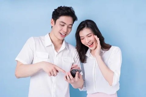 5 Hal Dalam Chatting ini Bikin Pria Makin Suka pada Kamu