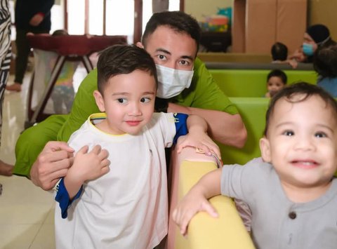 Potret Rafathar & Rayyanza Kunjungi Panti Asuhan di Bali, Dua Anak 'Sultan Andara 'Seru Banget Main Bareng Anak-anak