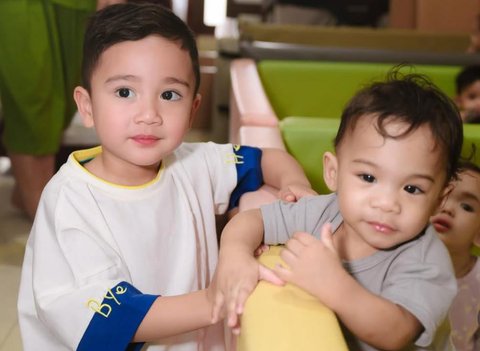 Potret Rafathar & Rayyanza Kunjungi Panti Asuhan di Bali, Dua Anak 'Sultan Andara 'Seru Banget Main Bareng Anak-anak