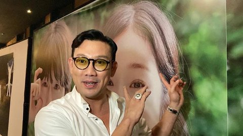 Potret Denny Sumargo Rayakan Natal di Singapura, Perdana Kenalkan Baby Biel ke Keluarga Olivia Allan