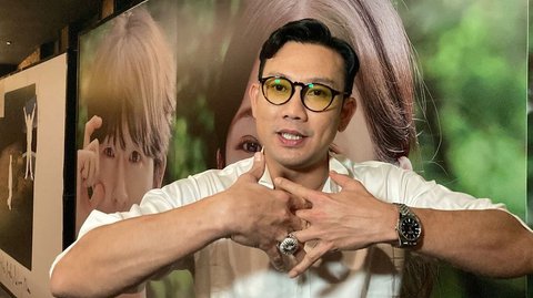 Potret Denny Sumargo Rayakan Natal di Singapura, Perdana Kenalkan Baby Biel ke Keluarga Olivia Allan