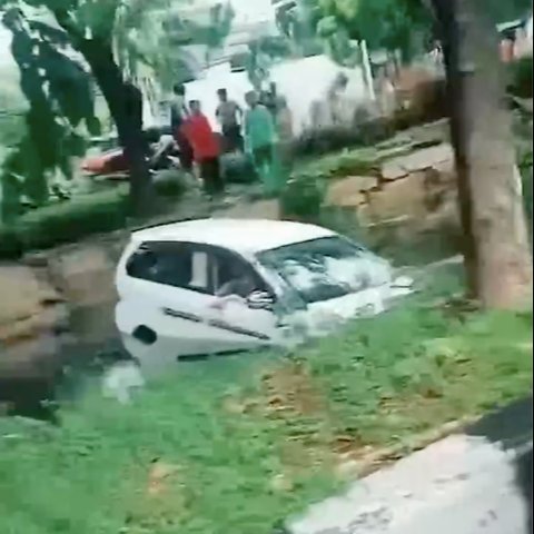 Tampang Pengendara Mercy Mabuk Tabrak Lari Korban Hingga Meninggal, Tampari Muka Sendiri di Kantor Polisi