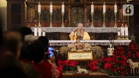 FOTO: Suasana Khidmat Misa Malam Natal di Gereja Katedral Jakarta