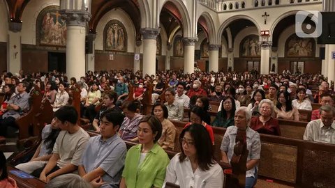 FOTO: Suasana Khidmat Misa Malam Natal di Gereja Katedral Jakarta