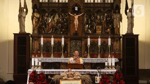 FOTO: Suasana Khidmat Misa Malam Natal di Gereja Katedral Jakarta