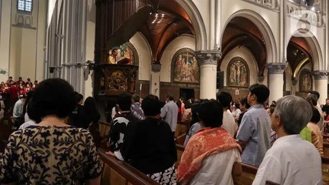 FOTO: Suasana Khidmat Misa Malam Natal di Gereja Katedral Jakarta