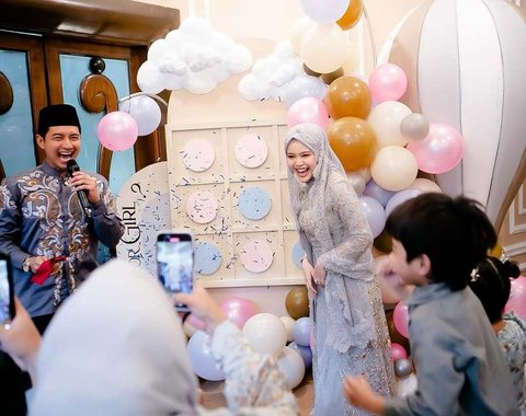 Potret Chand Kelvin Gelar Tasyakuran 4 Bulan Kehamilan Istri & Gender Reveal, Siap Untuk Punya Anak Laki-laki