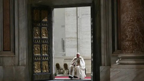 FOTO: Detik-Detik Paus Fransiskus Buka Pintu Suci Basilika Santo Petrus Saat Natal, Tanda Yubileum 2025 Dimulai