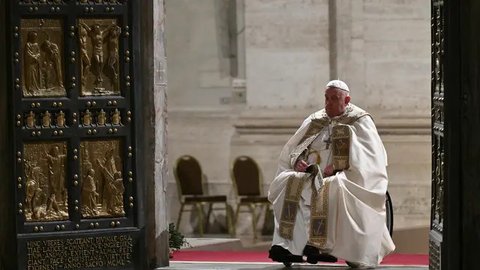 FOTO: Detik-Detik Paus Fransiskus Buka Pintu Suci Basilika Santo Petrus Saat Natal, Tanda Yubileum 2025 Dimulai