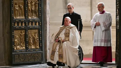 FOTO: Detik-Detik Paus Fransiskus Buka Pintu Suci Basilika Santo Petrus Saat Natal, Tanda Yubileum 2025 Dimulai