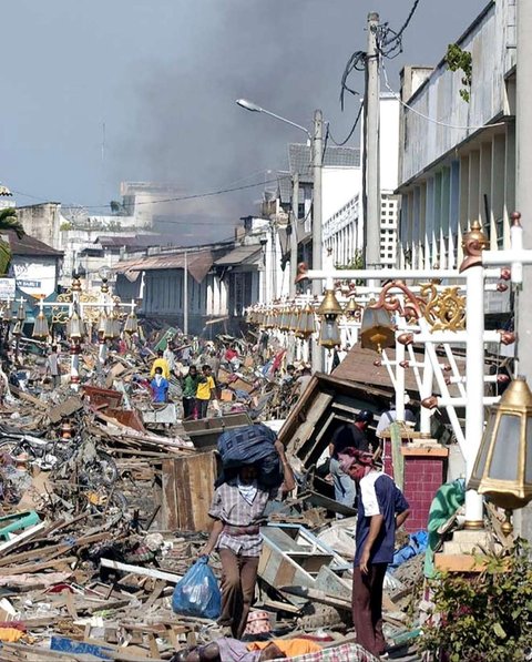 FOTO: Mengenang Potret Pilu Kehancuran Akibat Tsunami Aceh 20 Tahun Lalu, Ratusan Ribu Jiwa Melayang