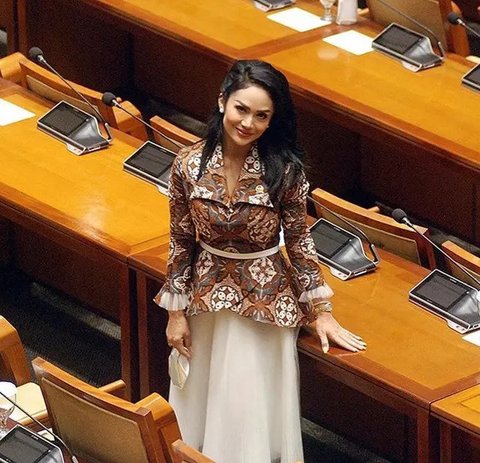 Bakal Tren di 2025, ini 7 Model Baju Atasan Batik Wanita