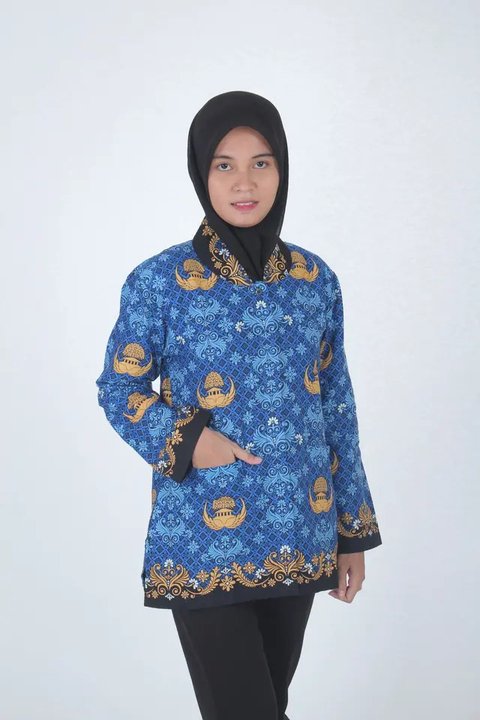 Model Atasan Batik Wanita Kantor, Tampil Elegan dengan Sentuhan Tradisional.