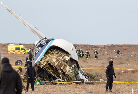 FOTO: Kondisi Pesawat Azerbaijan Airlines Hancur Lebur usai Jatuh di Kazakhstan