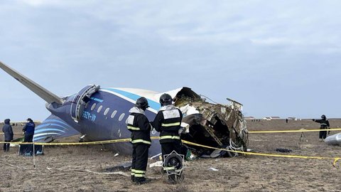 FOTO: Kondisi Pesawat Azerbaijan Airlines Hancur Lebur usai Jatuh di Kazakhstan